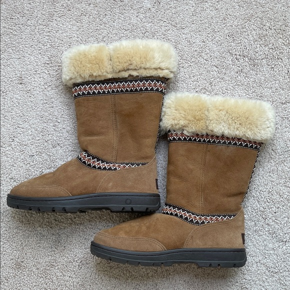 UGG Tan Suede Winter Boots with Cream Lining - Picture 4 of 11